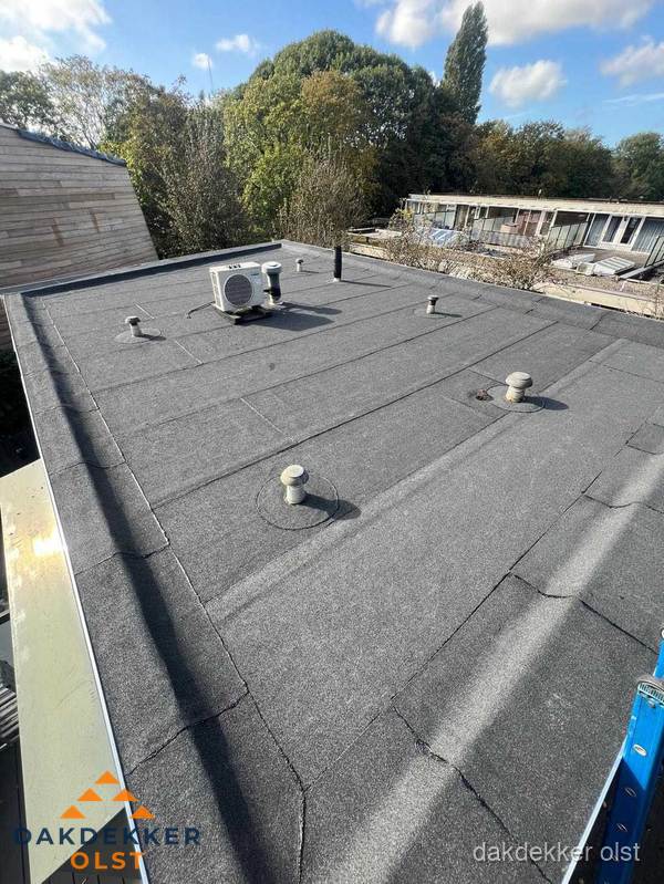Kosten dakdekker: afgewerkt plat bedrijfsdak met bitumen in Olst Kosten dakdekker: afgewerkt plat bedrijfsdak met bitumen in Olst