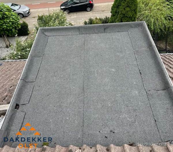 Nieuw aangebrachte bitumen dakbedekking op plat dak in Olst Nieuw aangebrachte bitumen dakbedekking op plat dak in Olst