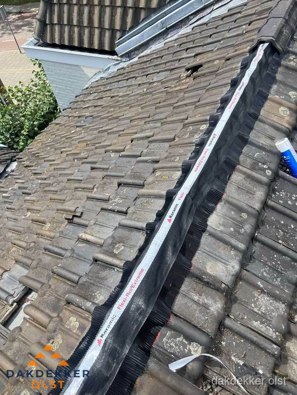 Nokvorst renovatie met Koramic nokrol op schuin pannendak in Olst