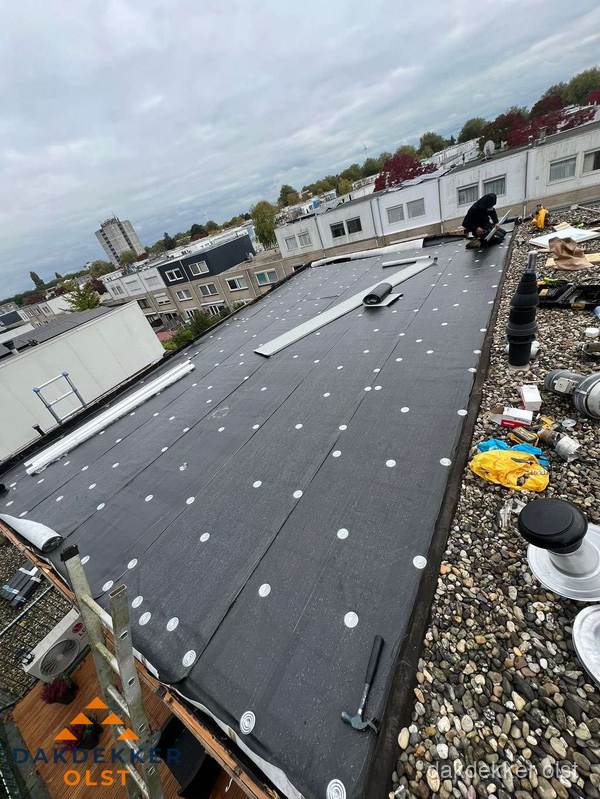 Dakleer vervangen op groot plat dak door dakdekker in Olst Dakleer vervangen op groot plat dak door dakdekker in Olst