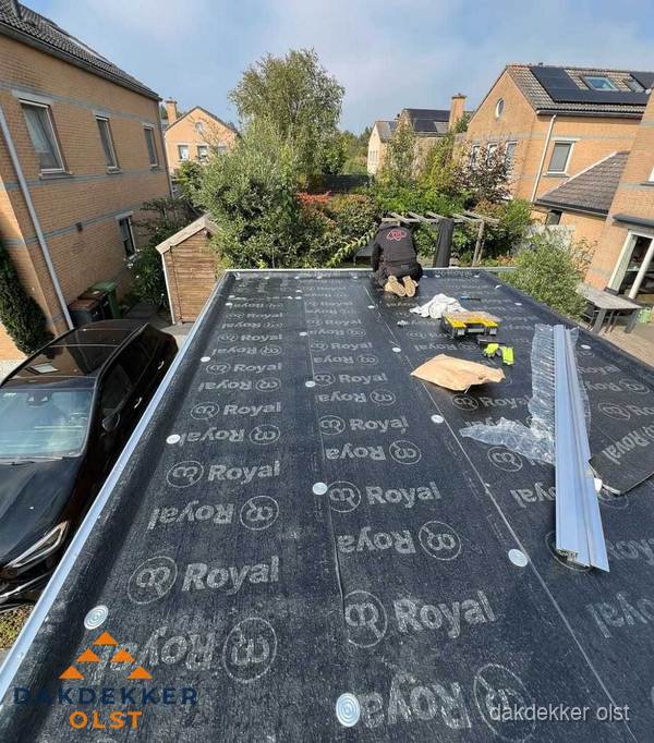 Dakdekker aan het werk op plat dak renovatie in Olst Dakdekker aan het werk op plat dak renovatie in Olst
