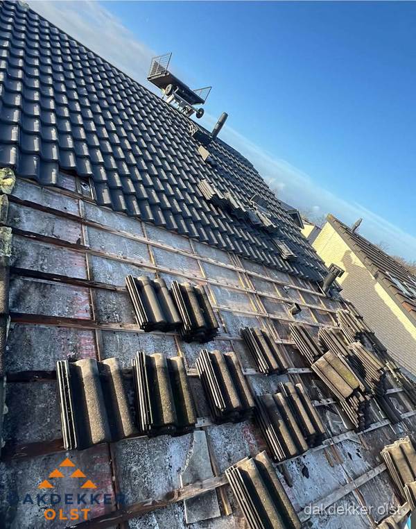 Schuin dak renovatie met nieuwe dakpannen in Olst