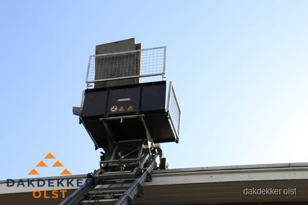 Dakdekkerslift voor materiaal transport bij dakwerkzaamheden in Olst Dakdekkerslift voor materiaal transport bij dakwerkzaamheden in Olst