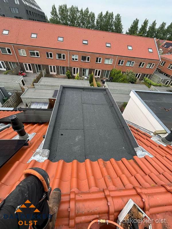 Bitumen dak reparatie op plat dak tussen dakpannen in Olst Bitumen dak reparatie op plat dak tussen dakpannen in Olst