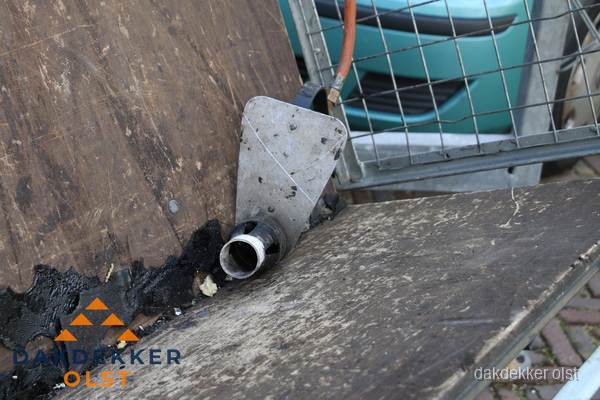 Dakdekkers gasbrander voor bitumen werkzaamheden in Olst