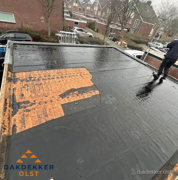 Dakdekker brengt EPDM dakbedekking aan op plat dak in Olst Dakdekker brengt EPDM dakbedekking aan op plat dak in Olst