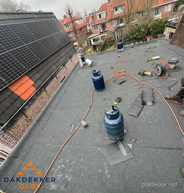 Daklekkage repareren met brandgereedschap op plat dak in Olst Daklekkage repareren met brandgereedschap op plat dak in Olst