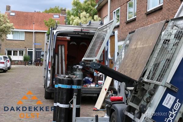 Dakdekkersbusje met materiaal en ladderlift voor dakpannen vervangen in Olst Dakdekkersbusje met materiaal en ladderlift voor dakpannen vervangen in Olst