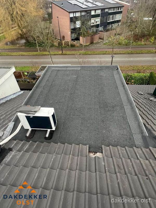 Plat dak inspectie met bitumen bedekking naast schuin pannendak in Olst Plat dak inspectie met bitumen bedekking naast schuin pannendak in Olst