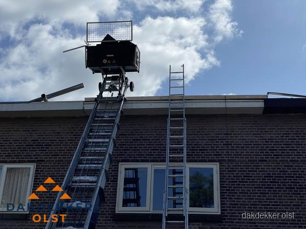 Ladderlift en ladder bij woning voor dakinspectie in Olst Ladderlift en ladder bij woning voor dakinspectie in Olst