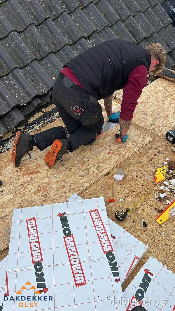 Dakdekker plaatst PIR-isolatieplaten op plat dak in Olst Dakdekker plaatst PIR-isolatieplaten op plat dak in Olst