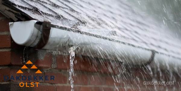 Lekkende dakgoot tijdens regenval in Olst