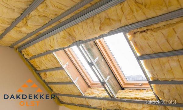 Schuin dak isoleren met glaswol bij dakraam in Olst Schuin dak isoleren met glaswol bij dakraam in Olst