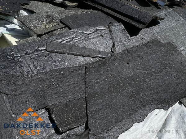 Verwijderd oud bitumen dakleer klaar voor vervanging in Olst Verwijderd oud bitumen dakleer klaar voor vervanging in Olst