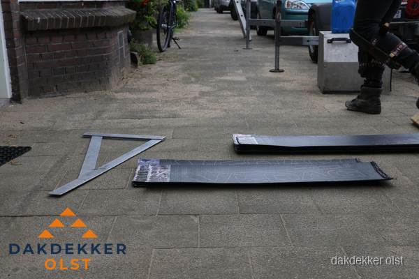 Dakbedekkingsmateriaal en zinkwerk klaargelegd voor reparatie in Olst Dakbedekkingsmateriaal en zinkwerk klaargelegd voor reparatie in Olst