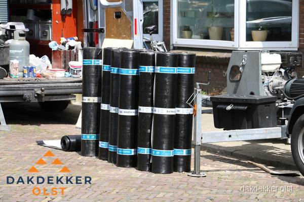 Rollen bitumen dakbedekking klaar voor daklekkage reparatie in Olst Rollen bitumen dakbedekking klaar voor daklekkage reparatie in Olst