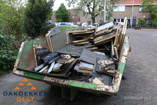 Puincontainer met oud dakmateriaal na dakrenovatie in Olst Puincontainer met oud dakmateriaal na dakrenovatie in Olst
