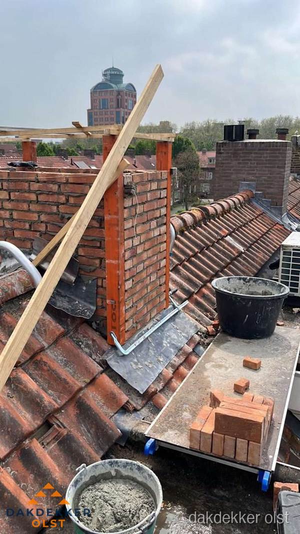 Schoorsteen renovatie met metselwerk op schuin dak in Olst