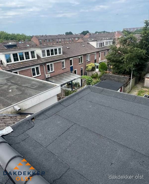 Vernieuwd plat dak met bitumen in woonwijk in Olst Vernieuwd plat dak met bitumen in woonwijk in Olst