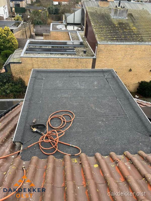 Reparatie aansluiting plat dak en schuin dak in Olst Reparatie aansluiting plat dak en schuin dak in Olst