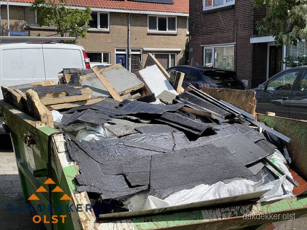 Afvalcontainer met gesloopt dakmateriaal tijdens dakkapel renovatie in Olst Afvalcontainer met gesloopt dakmateriaal tijdens dakkapel renovatie in Olst