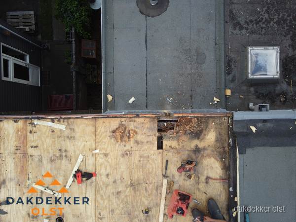 Dakschade en renovatie plat dak vanuit de lucht in Olst Dakschade en renovatie plat dak vanuit de lucht in Olst