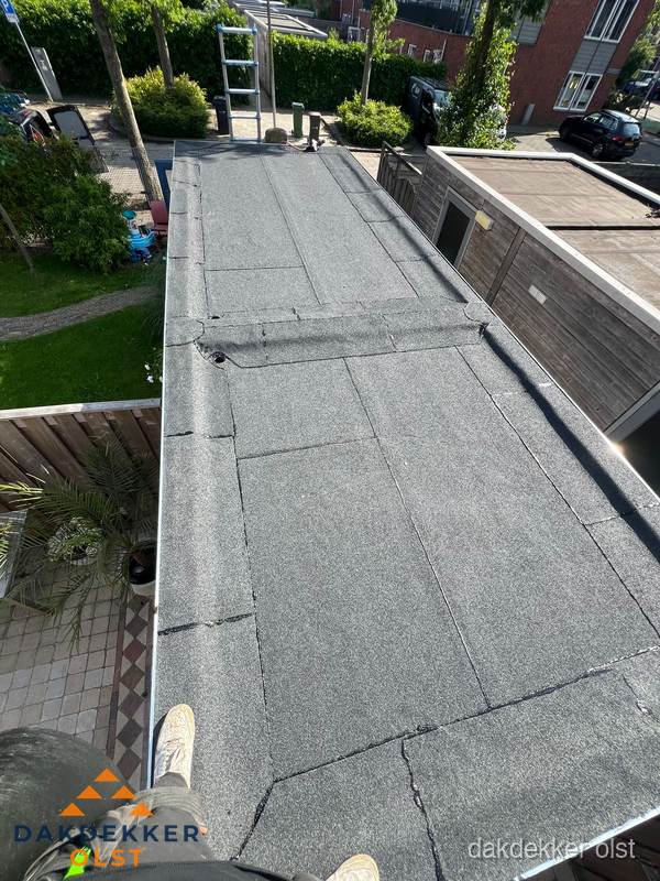 Bitumen plat dak rijtjeswoning vanuit dakdekker perspectief in Olst Bitumen plat dak rijtjeswoning vanuit dakdekker perspectief in Olst