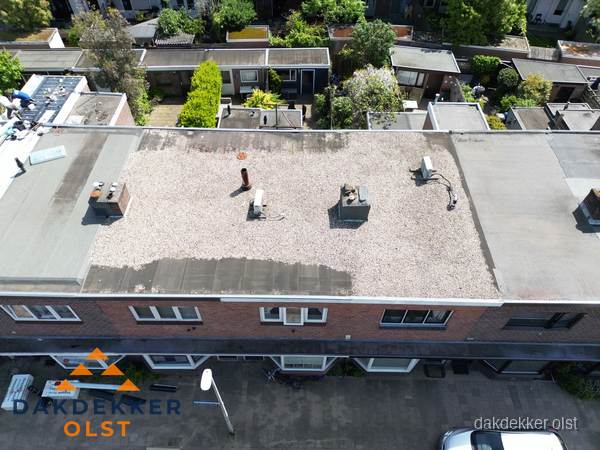 Plat dak met grindballast en dakdoorvoeren in Olst