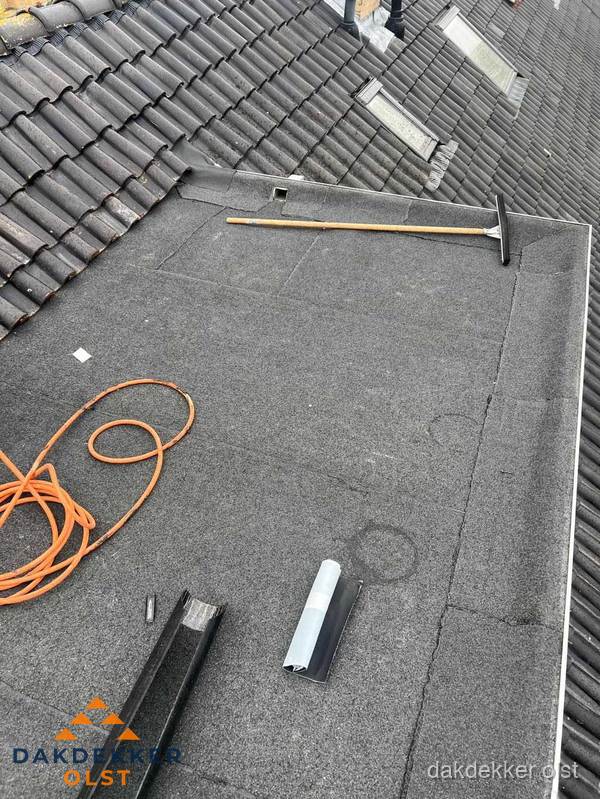 Plat dak reparatie met gereedschap en loodstroken in Olst Plat dak reparatie met gereedschap en loodstroken in Olst