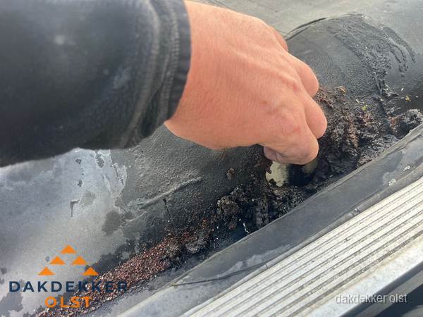 Schade aan bitumen dakbedekking op plat dak in Olst Schade aan bitumen dakbedekking op plat dak in Olst