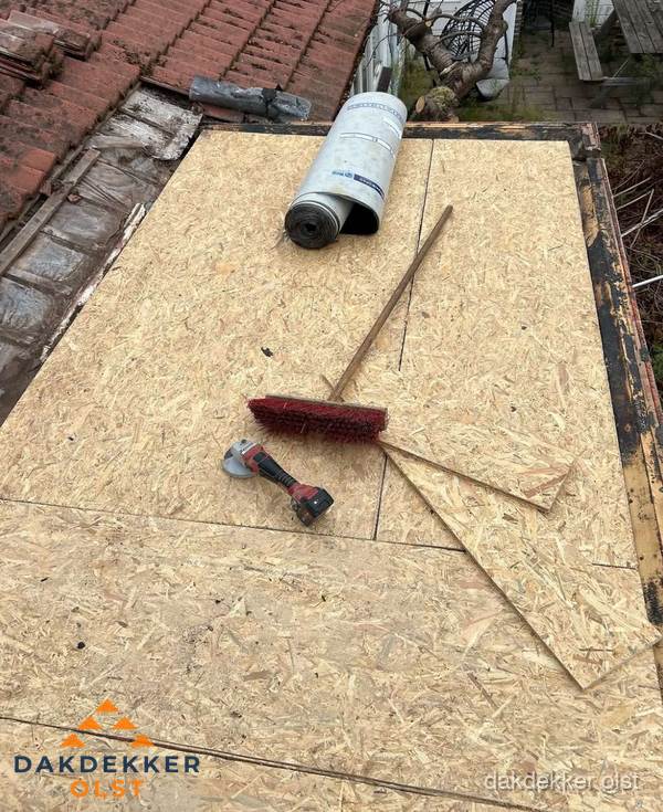 Plat dak vervangen met nieuwe OSB-ondergrond en bitumenrol in Olst Plat dak vervangen met nieuwe OSB-ondergrond en bitumenrol in Olst