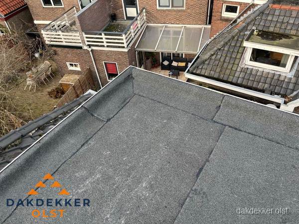 Overzicht plat dak met dakgoot in woonwijk Olst Overzicht plat dak met dakgoot in woonwijk Olst