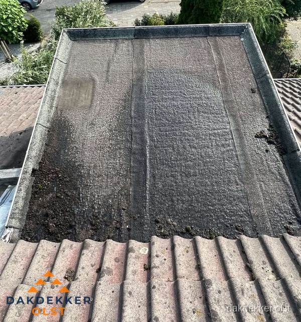 Verouderd plat dak met bitumen en slijtage voor lekkage inspectie in Olst Verouderd plat dak met bitumen en slijtage voor lekkage inspectie in Olst