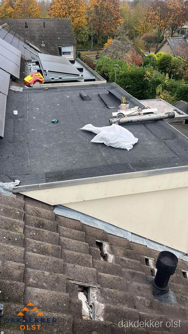 Beschadigde dakbedekking op plat dak voor reparatie in Olst Beschadigde dakbedekking op plat dak voor reparatie in Olst