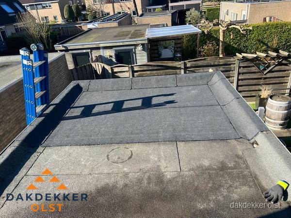 Dakdekker bij bitumen plat dak renovatie in Olst Dakdekker bij bitumen plat dak renovatie in Olst