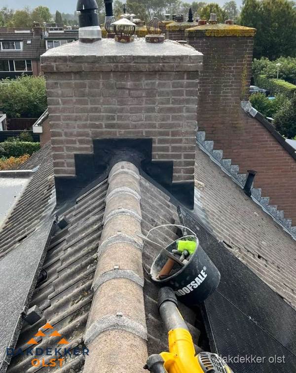 Schoorsteen met loodaansluiting en nokvorst op pannendak in Olst Schoorsteen met loodaansluiting en nokvorst op pannendak in Olst