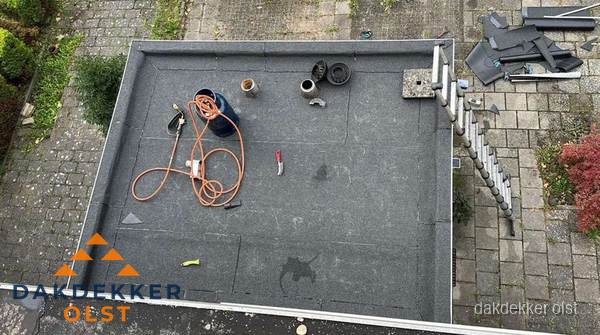 Plat dak met nieuwe bitumen bedekking in Olst Plat dak met nieuwe bitumen bedekking in Olst