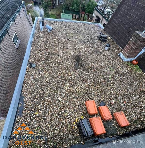 Plat dak met grindballast en dakdoorvoeren in Olst Plat dak met grindballast en dakdoorvoeren in Olst