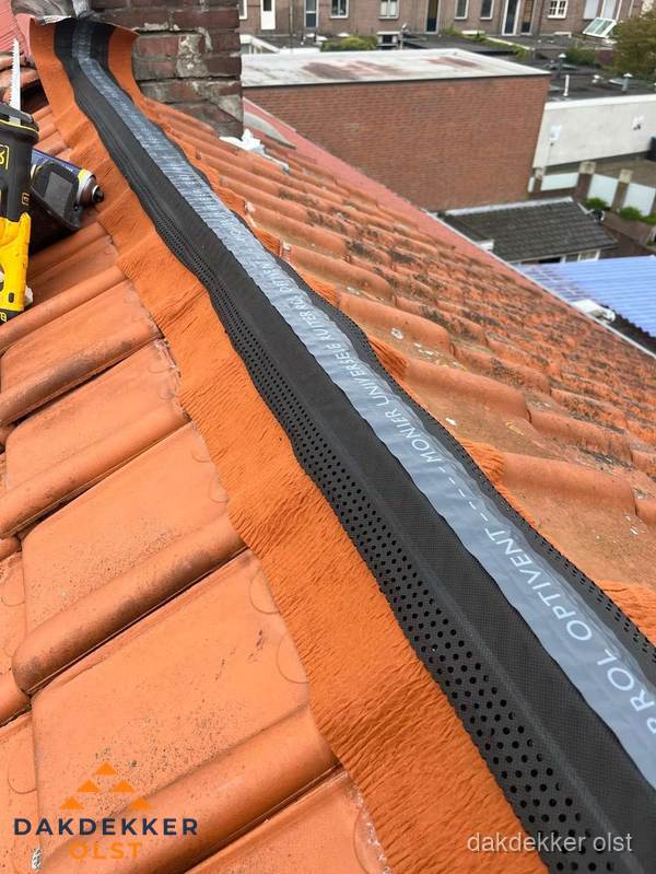 Nokventilatie installeren op hellend pannendak in Olst Nokventilatie installeren op hellend pannendak in Olst