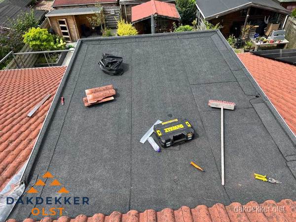 Nieuw plat dak met bitumen dakbedekking in Olst