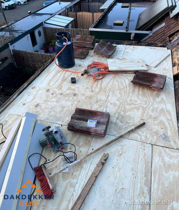 Dakreparatie werkzaamheden op plat dak met gereedschap in Olst