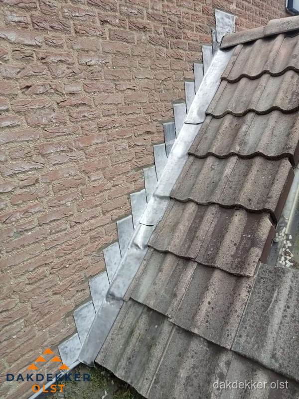 Loodslabben langs dakaansluiting bij bakstenen muur in Olst