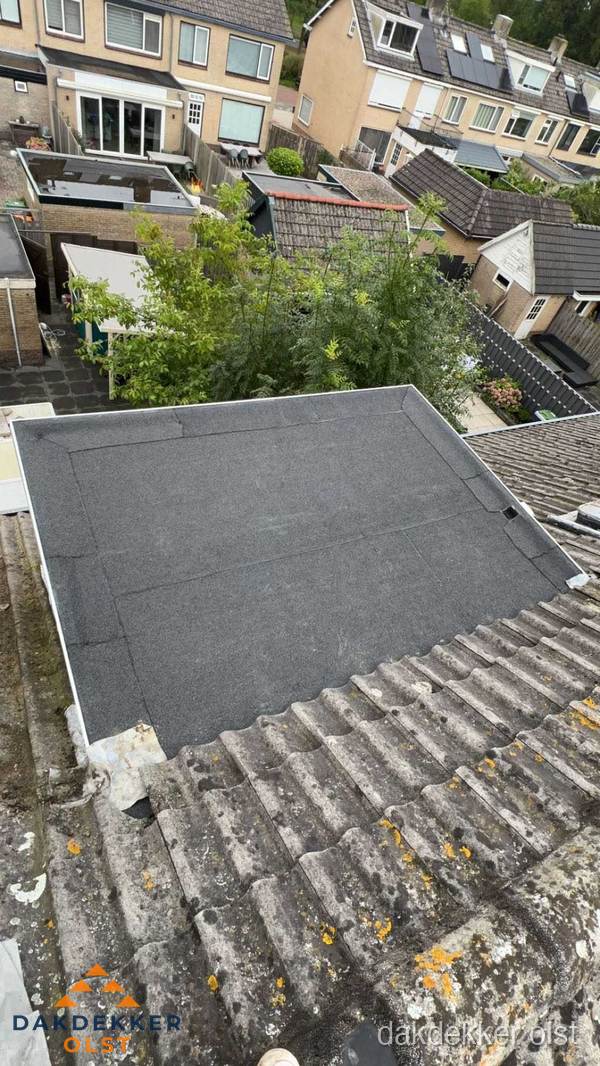 Plat dak aanbouw met bitumen dakbedekking in woonwijk Olst Plat dak aanbouw met bitumen dakbedekking in woonwijk Olst