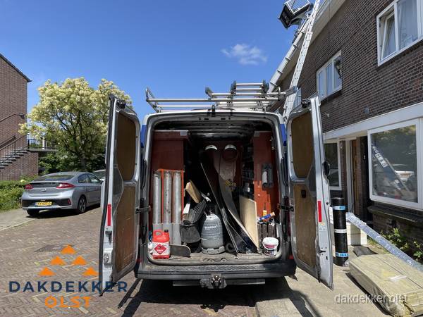 Spoed dakdekker bus met gereedschap en ladder bij woning in Olst