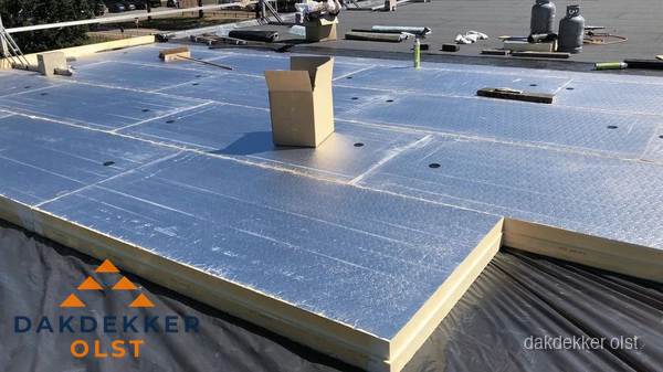 PIR isolatieplaten worden gelegd op plat dak voor dakisolatie in Olst PIR isolatieplaten worden gelegd op plat dak voor dakisolatie in Olst