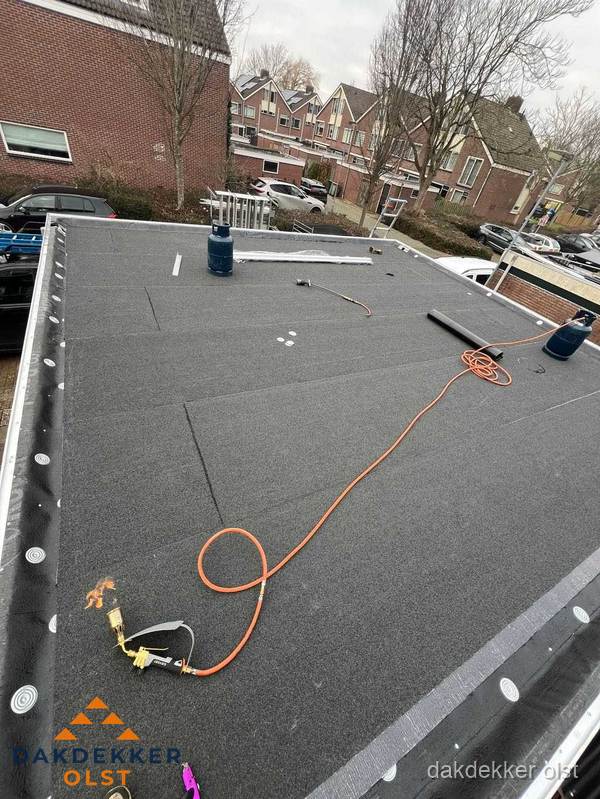 Afgewerkte dakrenovatie met bitumen op plat dak in Olst Afgewerkte dakrenovatie met bitumen op plat dak in Olst