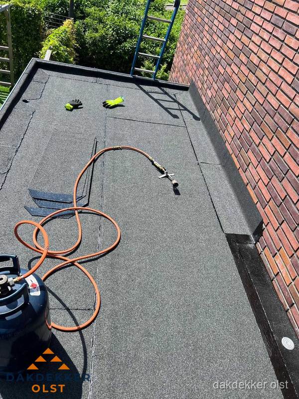 Plat dak met bitumen en brandgereedschap van dakdekkersbedrijf in Olst Plat dak met bitumen en brandgereedschap van dakdekkersbedrijf in Olst