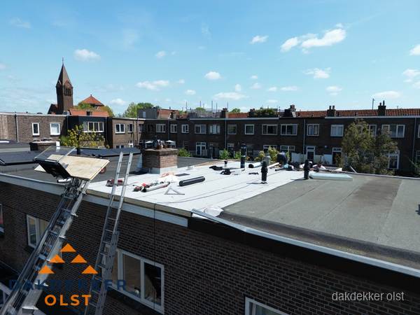 Dakdekkers aan het werk op plat dak in Olst Dakdekkers aan het werk op plat dak in Olst