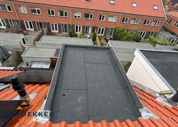 Plat dak met bitumen bedekking naast dakkapel in Olst