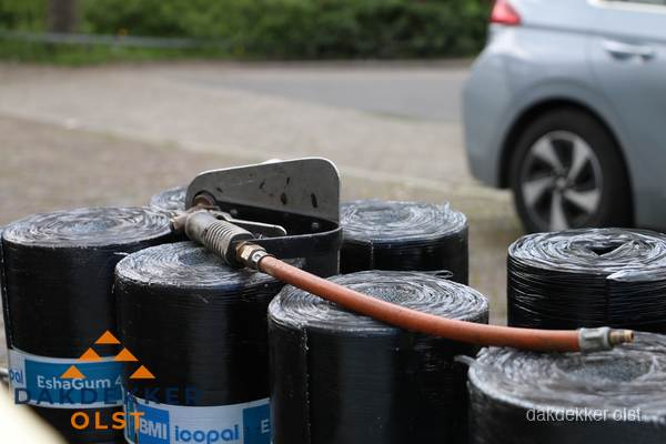 Rollen bitumen dakbedekking EshaGum klaar voor installatie in Olst Rollen bitumen dakbedekking EshaGum klaar voor installatie in Olst